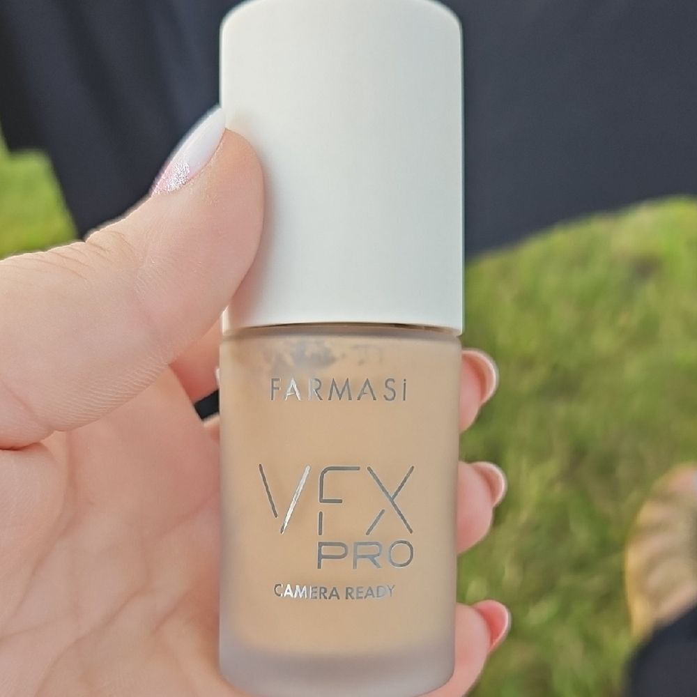 Farmasi VFX Pro Foundation - Neutral Tone Shade #17 - 1oz Glass Bottle